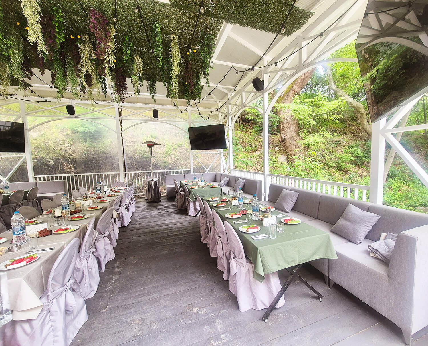 Restaurant garden
